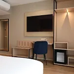 Отель Oporto Fly Мая